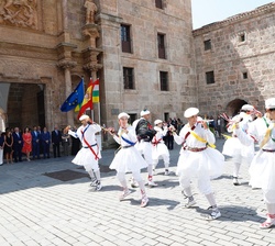 Doña Letizia presencia una interpretación de contradanzas a cargo de la Asociación Cultural Emilianenses